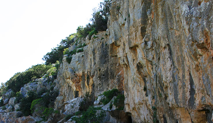 Climbing crag Mavri Spilia in Sifnos