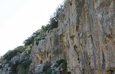 Climbing crag MAVRI SPILIA in Sifnos